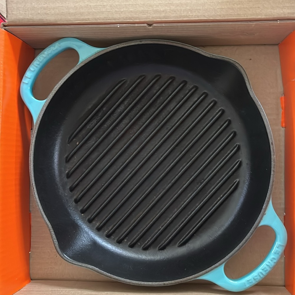 Le Creuset 9.75 inch deep round grill pan in Caribbean.